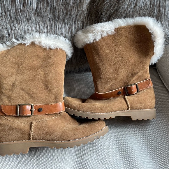 UGG NESSA Geuine Suede Leather Belted Bootie, US 3 EUC, Easy on-off w/zipper - Picture 5 of 9